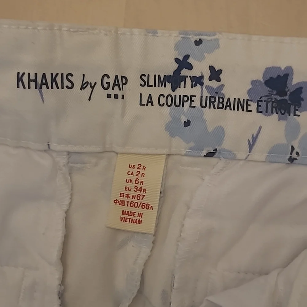 NWOT Khakis by GAP White with Blue Floral Print Pants with Pockets - Picture 9 of 13